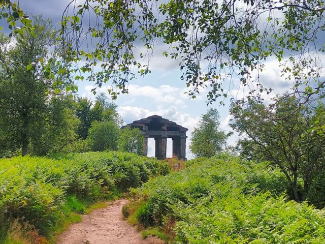 Promenade au Donon. Cette reconstitution de temple ancien est situé à 1009 m d'altitude. Il y a là une vue incroyable sur les Vosges sur la Lorraine et sur l' Alsace. 
Soyez bénis