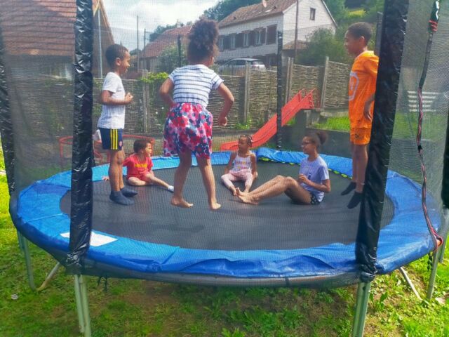 Je ne sais pas qui a inventé le trampoline mais ce qui est sûr c'est que les enfants au Refuge comme ailleurs aime beaucoup ça.